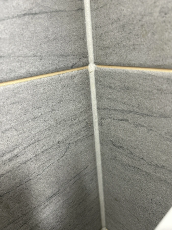 화장실 타일한장 교체 전 사진